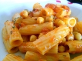 rigatoni-ceci-crema-peperoni-piatto.jpg