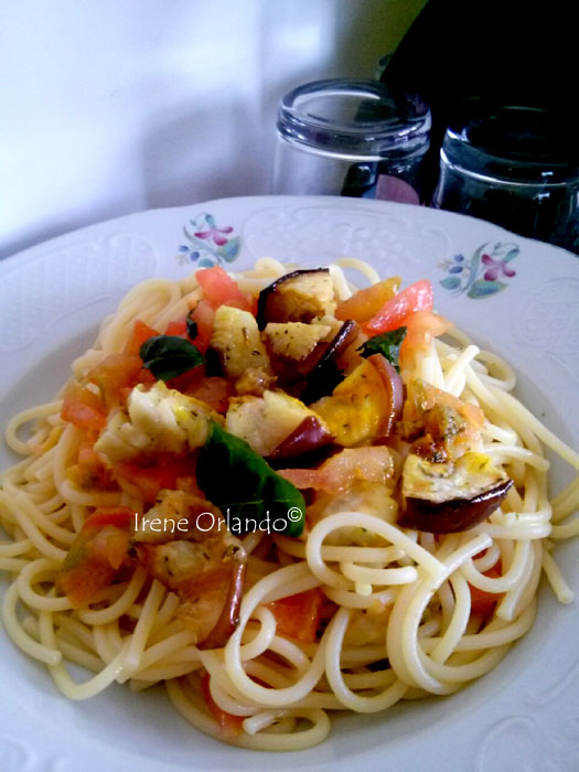 Spaghetti Estivi con Pomodoro fresco, Melanzane e Basilico