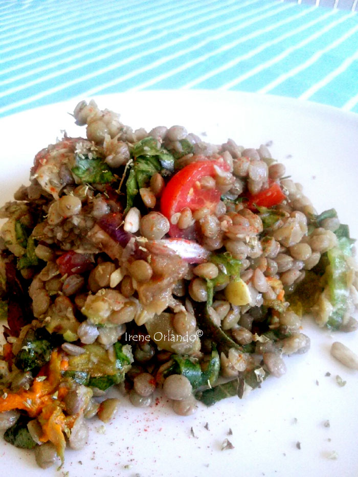 Insalata di lenticchie con verdure dell'orto