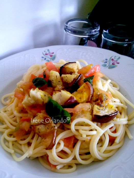 Spaghetti melanzane pomodoro fresco basilico