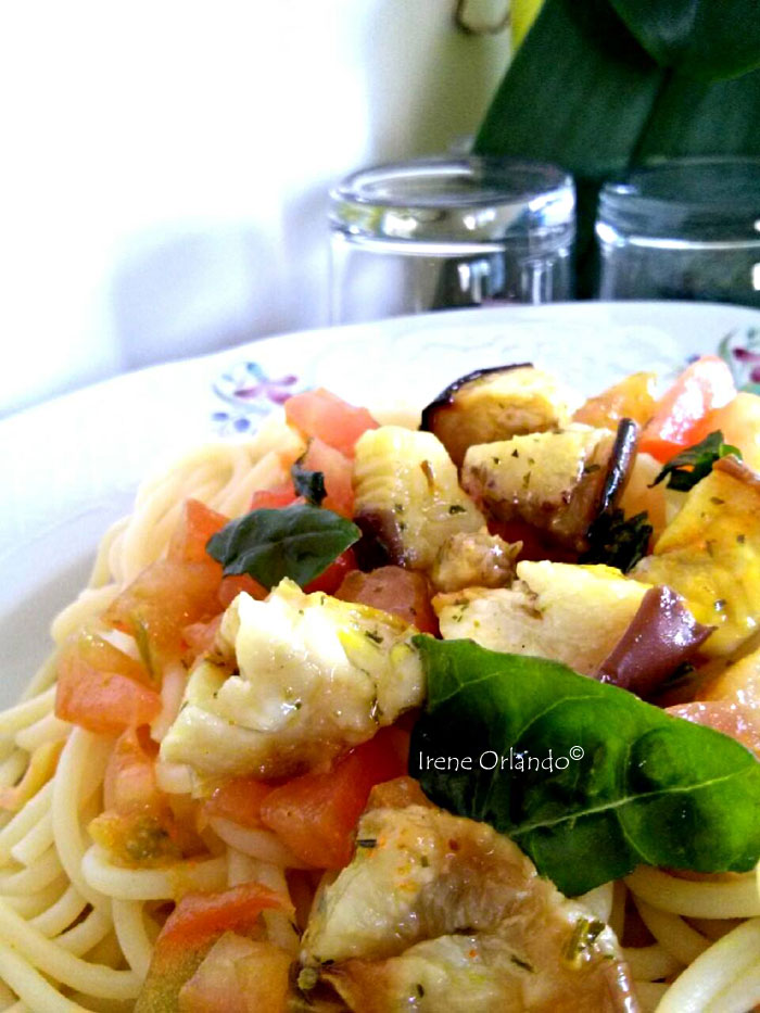 Spaghetti melanzane pomodoro fresco basilico