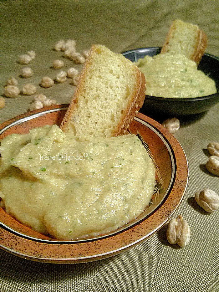 Hummus di Ceci fatto in casa con crostino di pane tostato