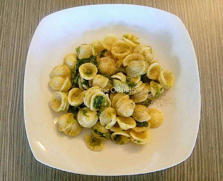 Orecchiette alle cime di rapa con foglie e fiori