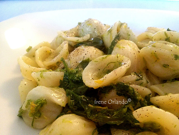 Orecchiette alle cime di rapa con foglie e fiori