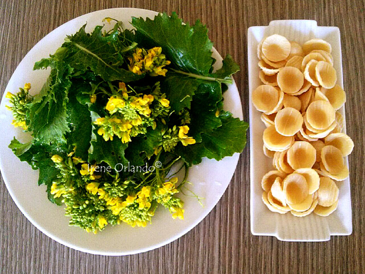 Orecchiette alle cime di rapa con foglie e fiori