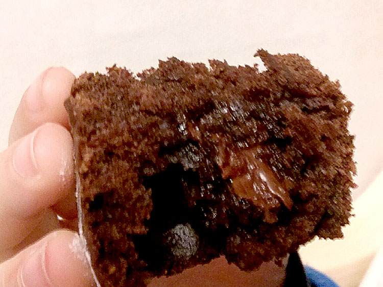Immagine della Torta Pan di Stelle Vegan che mostra il cioccolato fuso all'interno della fetta