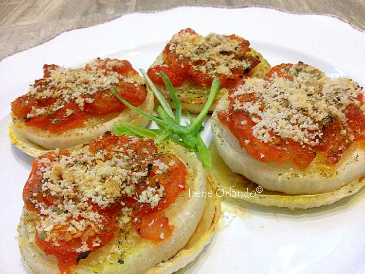 Ricetta delle Cipolle Bianche alla Pizzaiola - Tagliate a meta ed infornate con pomodoro, mollica e pan grattato, in composizione sul piatto