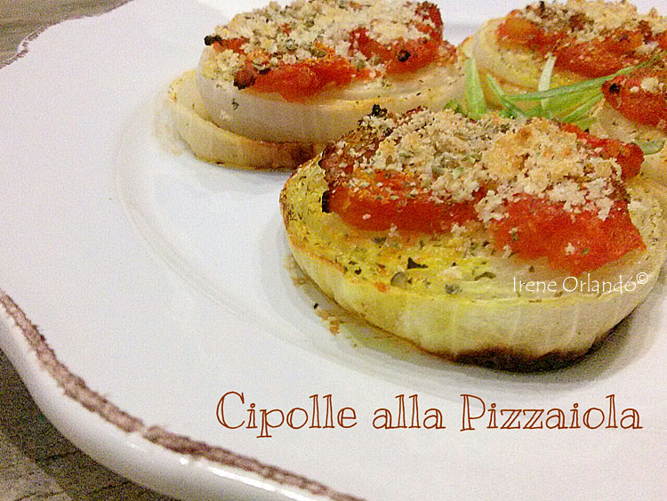 Ricetta delle Cipolle Bianche alla Pizzaiola - Tagliate a meta ed infornate con pomodoro, mollica e pan grattato