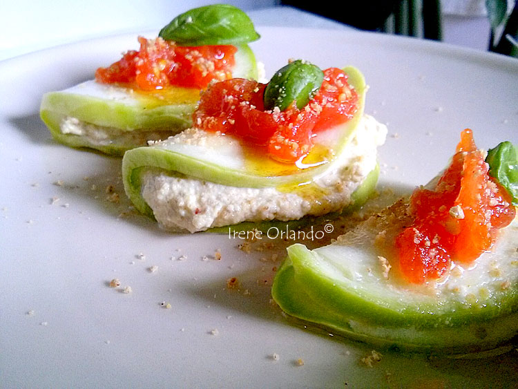 Ricetta dei Ravioli crudi di Zucchine Tonde con Crema di Mandorle e Capperi - Primo piano