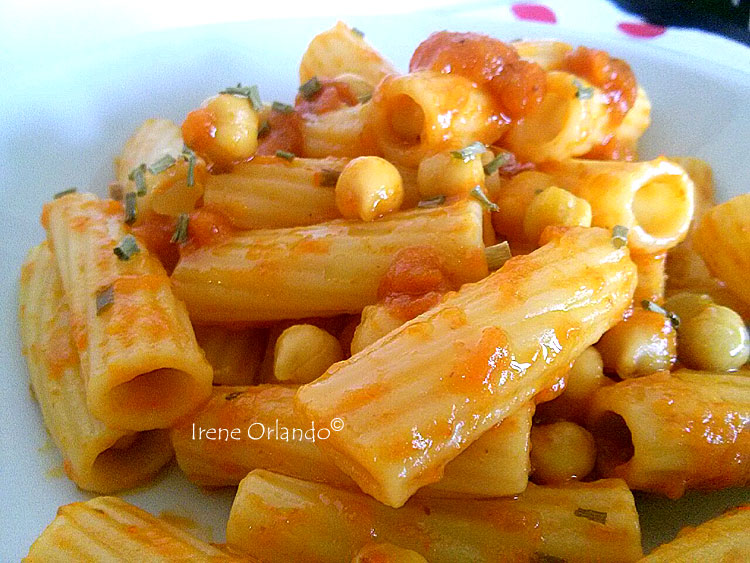 Ricetta dei Rigatoni con Ceci e Crema di Peperoni di tutti i colori - Piatto finito