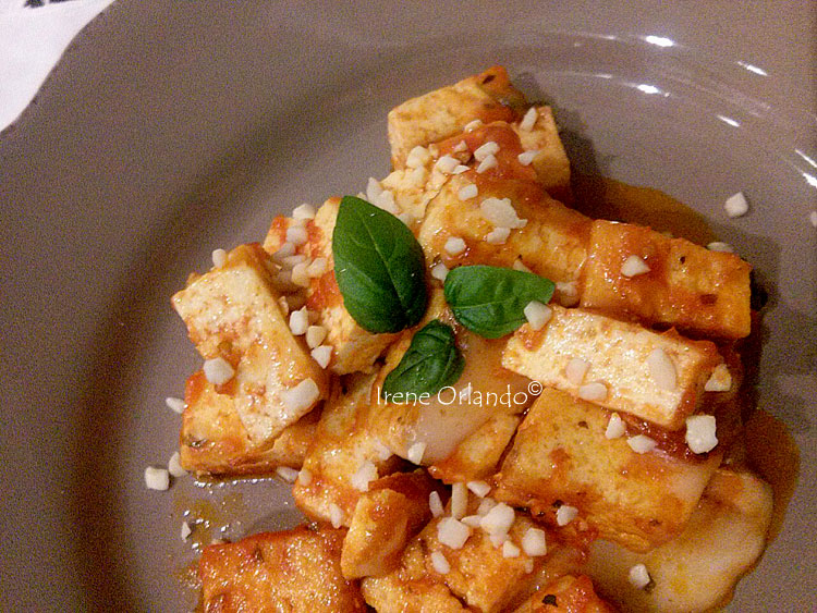 Ricetta del Tofu in Agrodolce nel piatto con la guarnizione