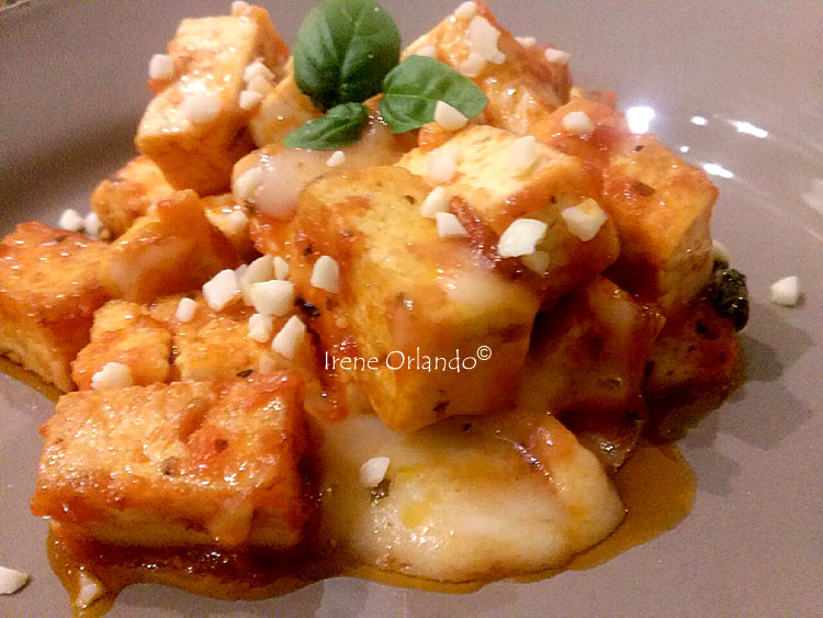 Ricetta del Tofu in Agrodolce nel piatto con la guarnizione primopiano