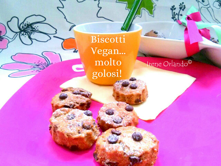 Ricetta dei Biscotti Vegan con Gocce di Cioccolato - Con tazza di bevanda vegetale