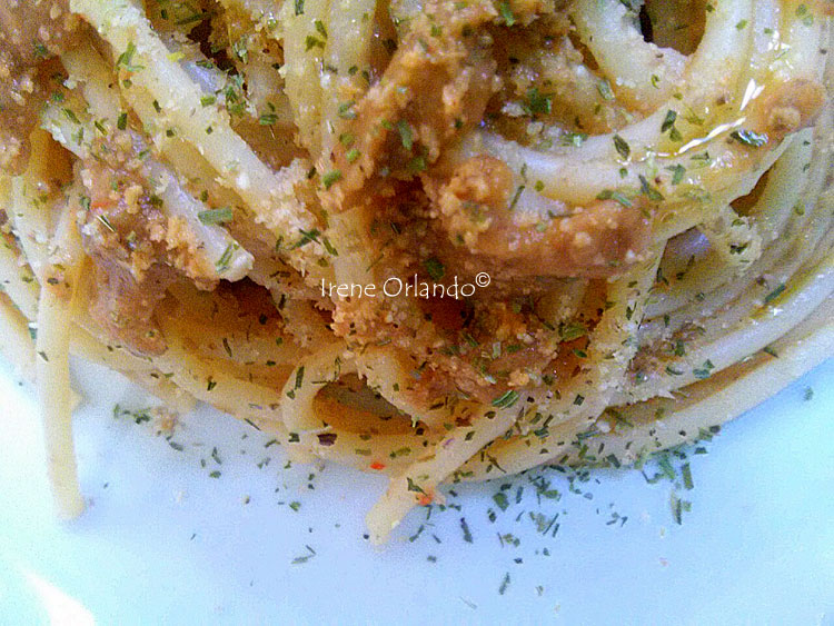 Ricetta degli Spaghetti con Crema di Lenticchie e Peperone Rosso - Primo piano del piatto con un nido ben condito