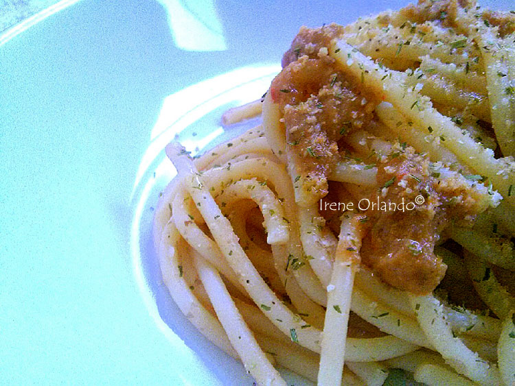 Ricetta degli Spaghetti con Crema di Lenticchie e Peperone Rosso - Primissimo piano del nido di pasta condito al meglio