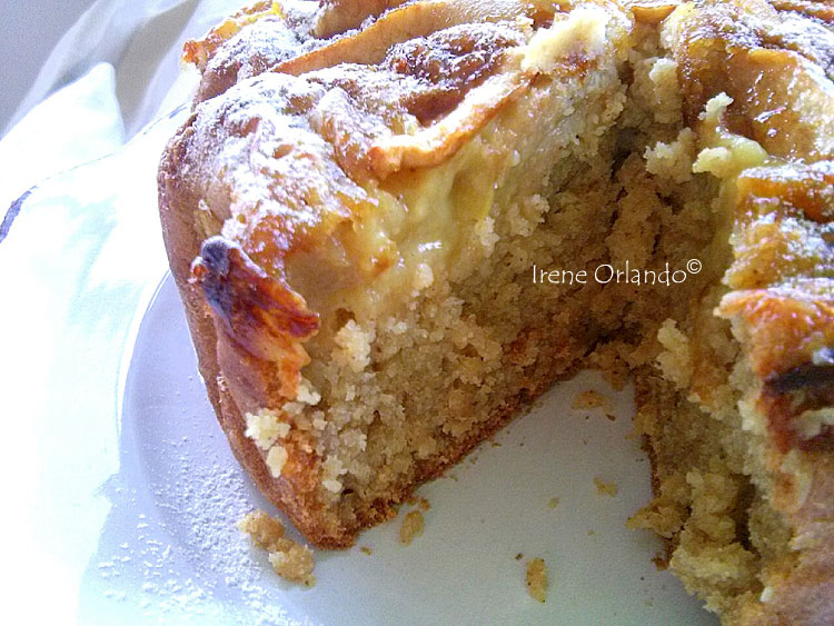 Ricetta della Torta di Mele soffice con Crema Gialla Vegan - Particolare della torta aperta per far vedere l'interno