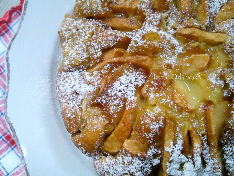 Ricetta della Torta di Mele soffice con Crema Gialla Vegan - Primo piano che mette in evidenza le mele e la crema in centro