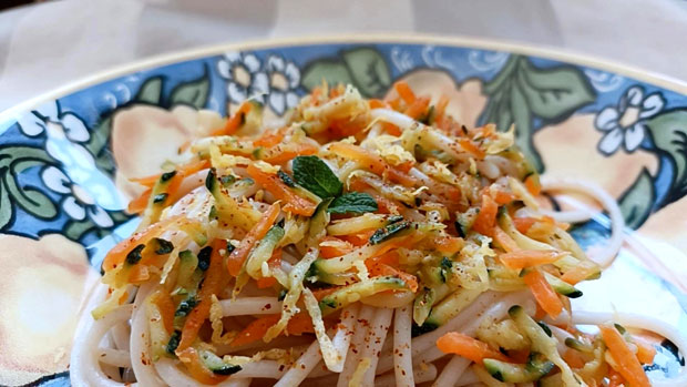 pasta con zucchine e carote a julienne