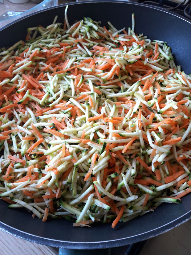 zucchine-e-carote-a-julienne---crude-in-padella
